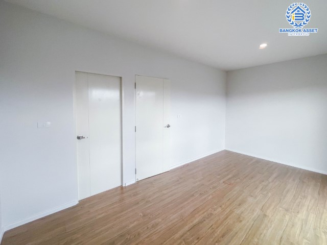 *****ทาวน์โฮมมือสองนนทบุรี ม.บ้านกลางเมือง ราชพฤกษ์-พระราม5 เนื้อที่กว้างขวางมากถึง 22.50 ตร.ว. ฟังก์ชัน 3 ห้องนอน 3 ห้องน้ำ ที่จอดรถ 2 คัน หน้าบ้านกว้าง มีพื้นที่ด้านหลังบ้าน แถมฟรี! เครื่องปรับอากาศ 2 เครื่อง บนทำเลเดินทางสะดวก ใกล้รถไฟฟ้าสายสีม่วง "สถานีแยกติวานนท์" จองเลย!